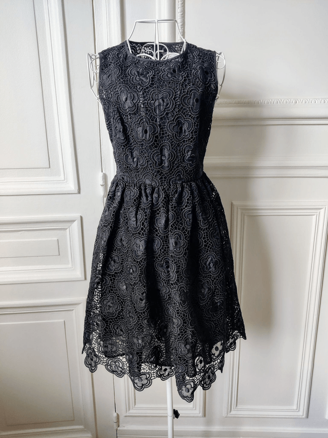 Robe dentelle noire Valentino T38