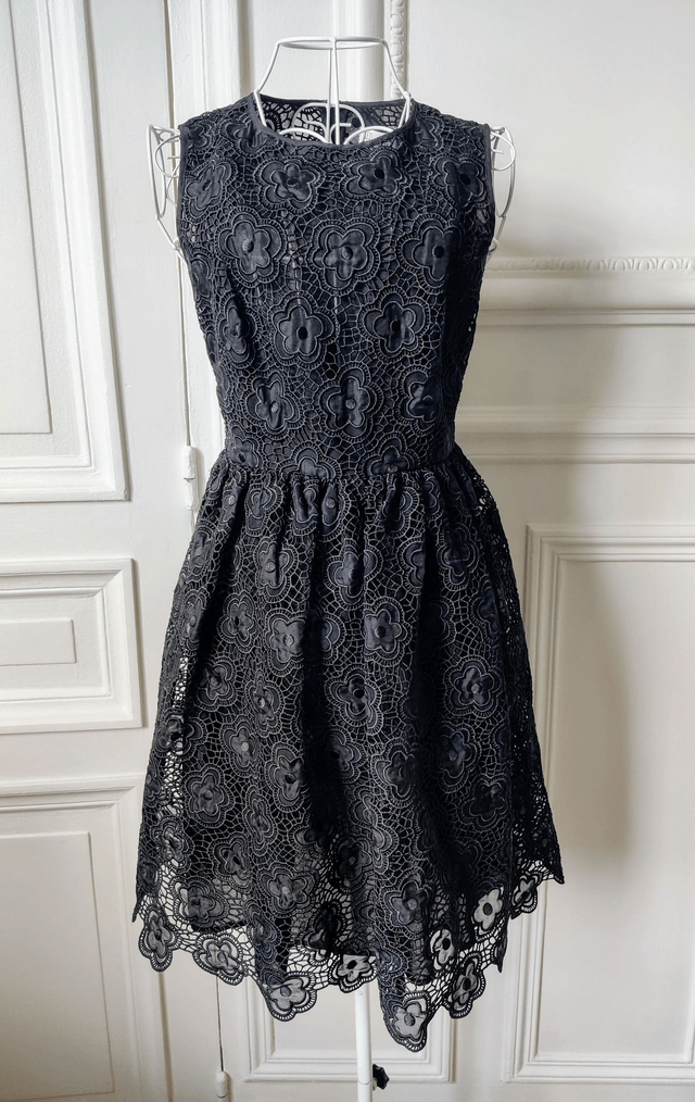 Robe dentelle noire Valentino T38